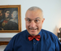 Quando la marea scende si vedono le ragazze che nuotano in bikini